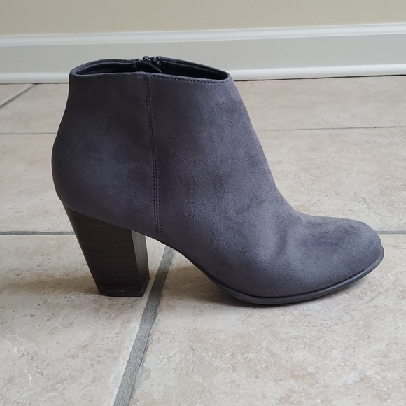 Old Navy women's faux-suede High-Heel booties - Picture 3 of 5